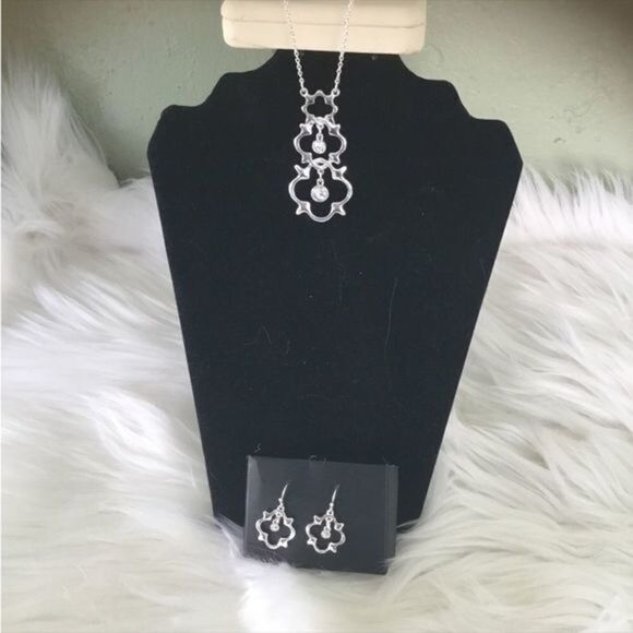 AVON NWT Keystone Long‎ Pendant necklace and earring set Silvertone
New … - Picture 1 of 16